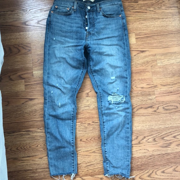 Medium/light wash Levi’s jeans - Picture 4 of 6